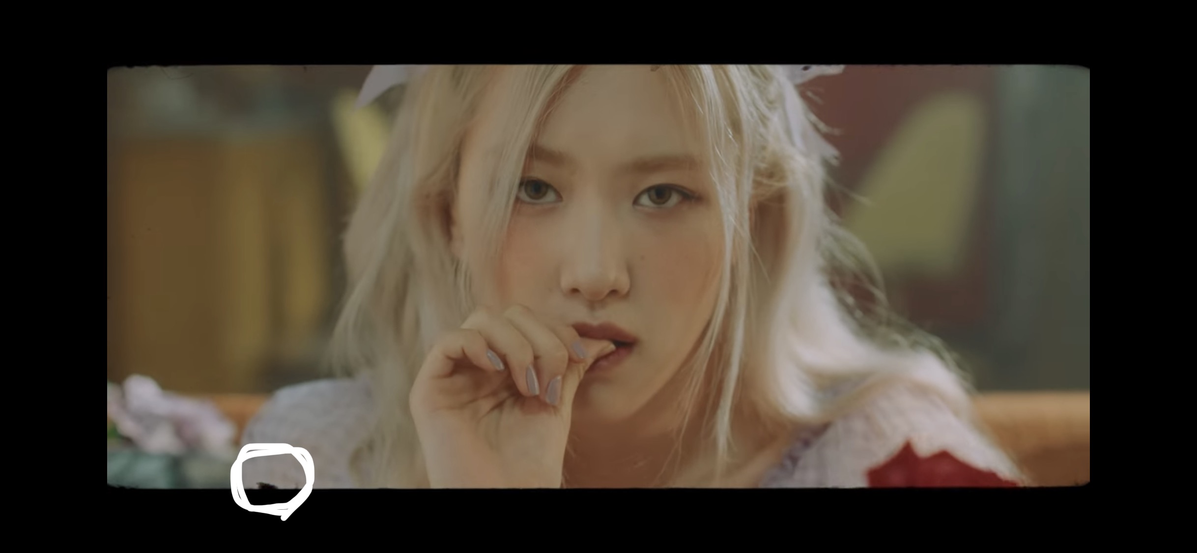 [잡담] 로제 GONE 신곡 뮤비 이 부분 되게 거슬리지 않아? (로제가거슬리다는거아님사랑해로챙) | 인스티즈