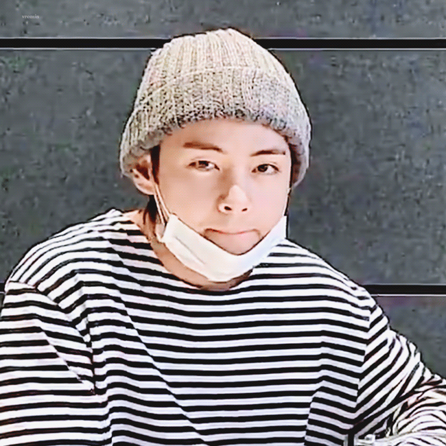 [잡담] 브이앱 안봐서 몰랐는데 뷔 이 움짤 자기 면도안한거 보라고 가리키는거였어 | 인스티즈