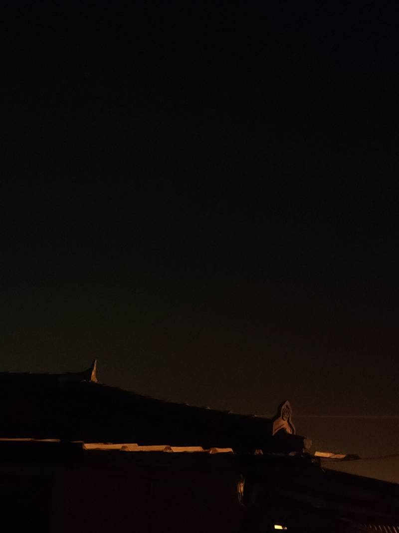 가로등 때문에 지붕 되게 분위기 있어보이네 🙄 | 인스티즈