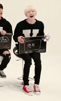 [잡담] 다소곳하게 모은 다리를 동동 구르며 함박 웃음짓는 남정네.gif | 인스티즈