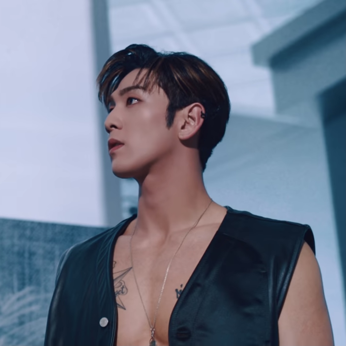 [잡담] 뉴이스트 티저에 조각상 등장 | 인스티즈