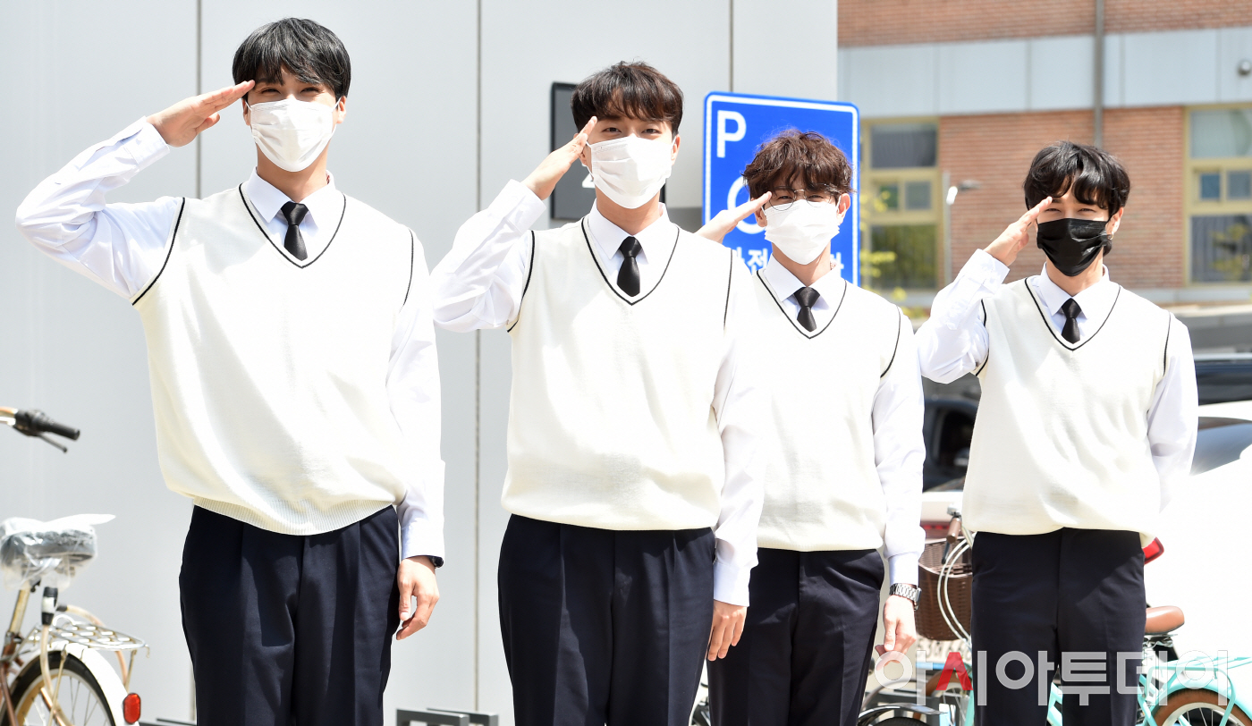 [잡담] 아 하이라이트 ㅠㅠㅠ 교복 ㅠㅠㅠ 단체 교복 ㅠㅠ 슼ㄹ루구이후오 처음 ㅠㅠㅠㅠㅠ | 인스티즈