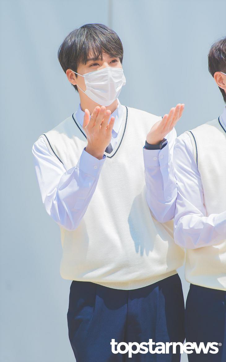 [잡담] 하이라이트 동우니 머리 애쉬그레이 맞지? | 인스티즈