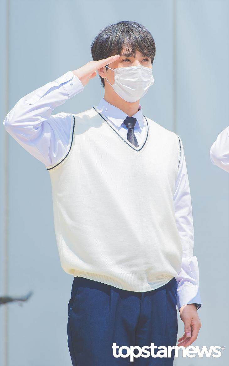 [잡담] 하이라이트 동우니 머리 애쉬그레이 맞지? | 인스티즈