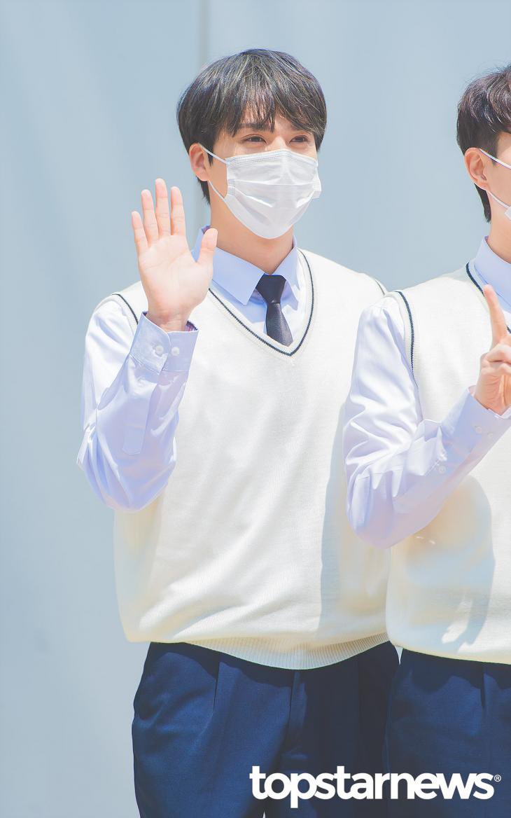 [잡담] 하이라이트 동우니 머리 애쉬그레이 맞지? | 인스티즈