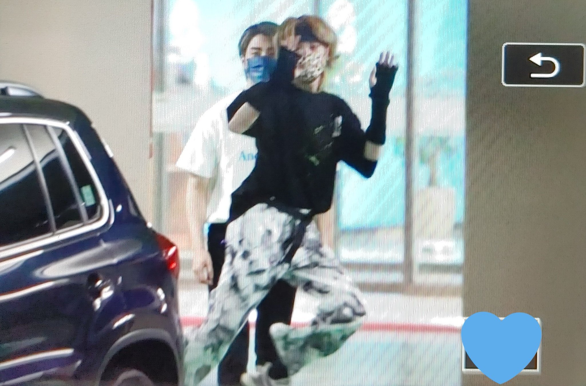 [잡담] 우리 베이시스트는,,섹시와는 거리가 멀어보입니다 | 인스티즈