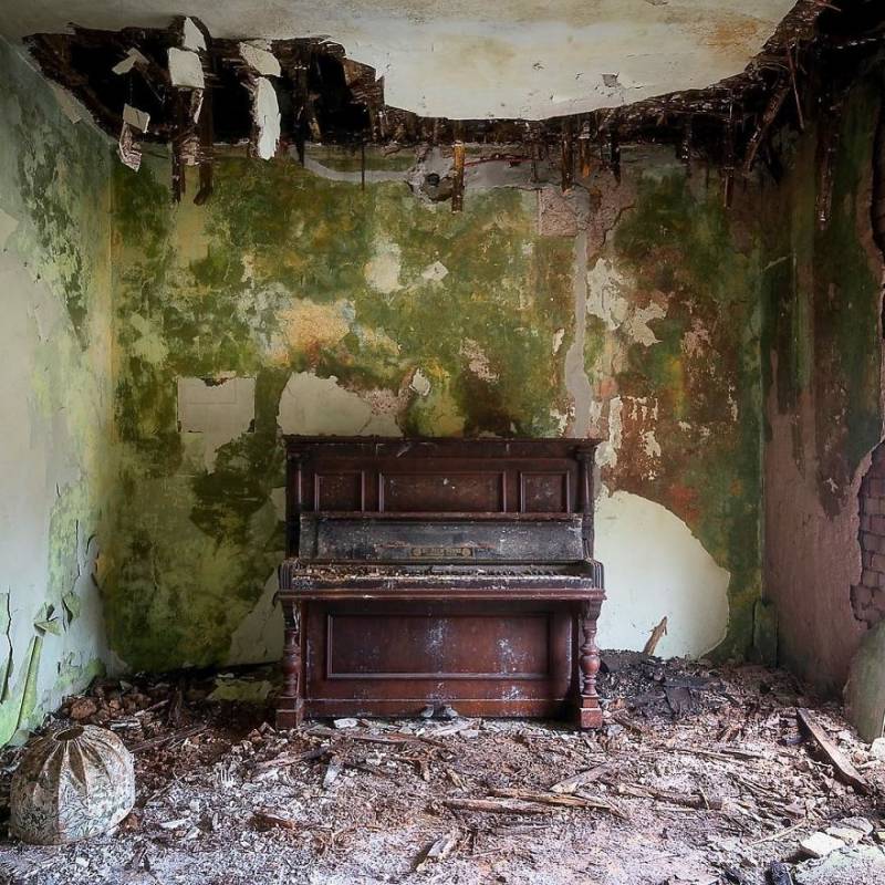 폐허에서 찍은 버려진 피아노들.jpg | 인스티즈