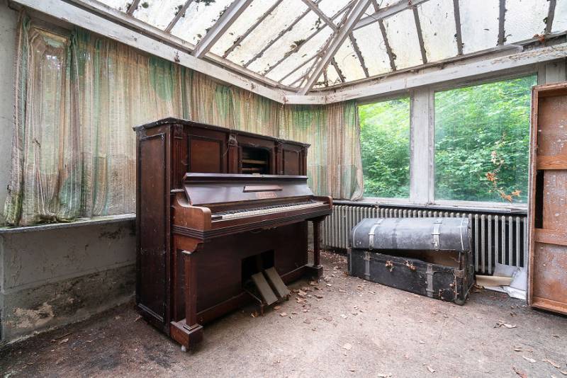 폐허에서 찍은 버려진 피아노들.jpg | 인스티즈