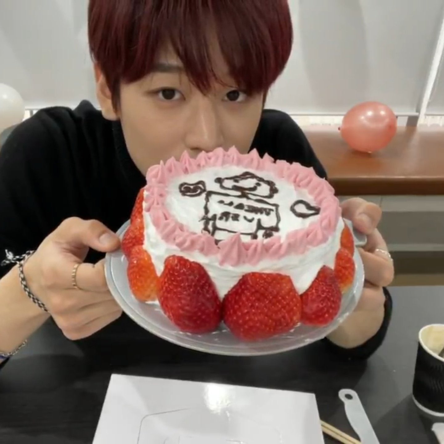 [잡담] 더보이즈 생일 케이크 개성 ㄹㅇ 뚜렷하다 - 인스티즈(instiz) 연예 카테고리