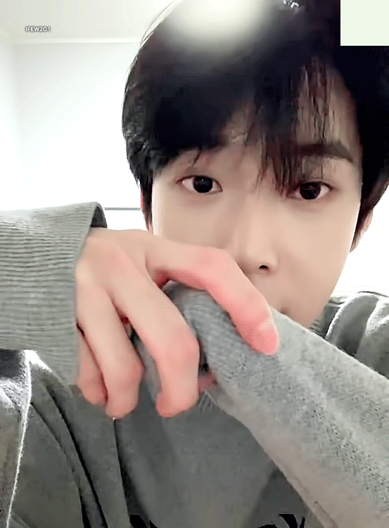 [잡담] 일년 전 엔 도영 레전드 브이라이브 나온 날…안아조오 한 날… | 인스티즈