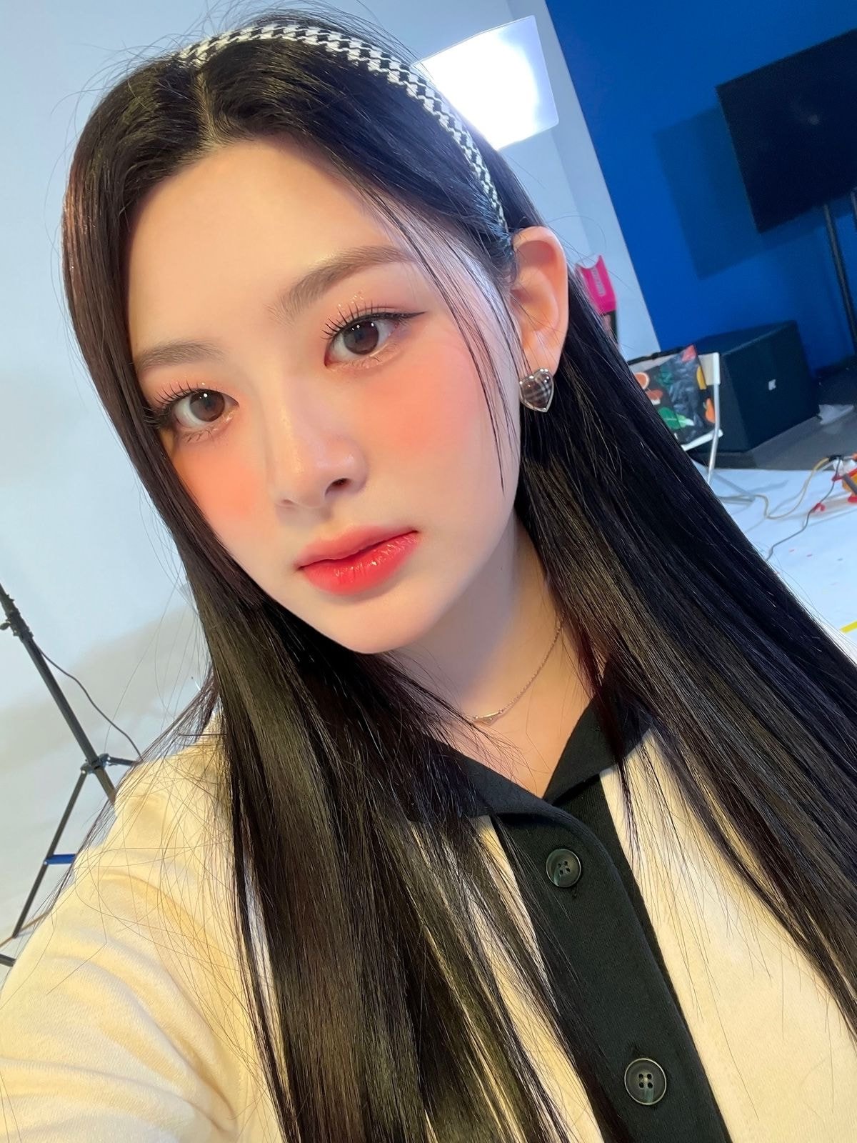 [잡담] 스테이씨 이 사진 블러셔 짱 진하다... | 인스티즈