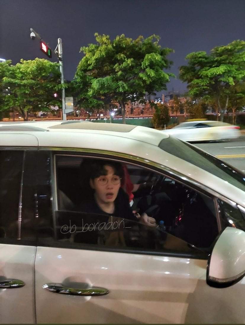 [잡담] 이석훈 라디오 퇴근길에 팬들 기다리고 있으니깐 놀람 | 인스티즈