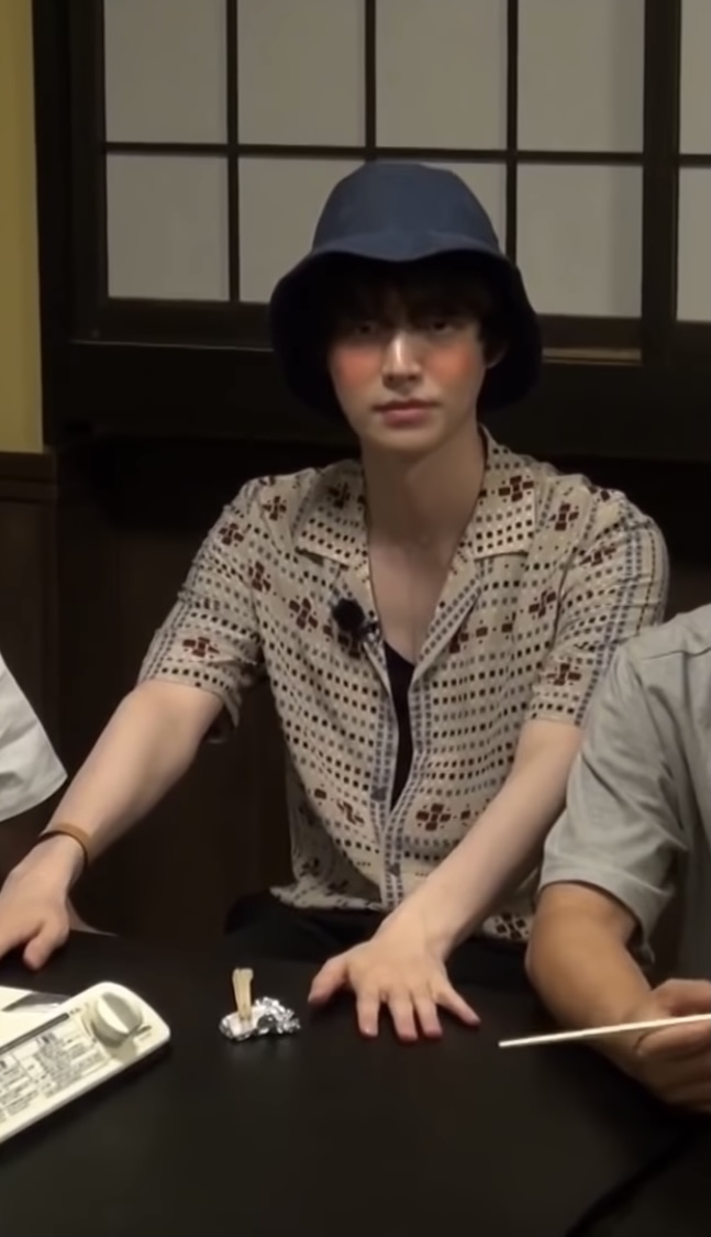 [잡담] 도와주라ㅠㅠ!! 셔츠 어디 제품인지 아는 사람ㅠㅠ 비슷한거라도ㅠㅠ | 인스티즈