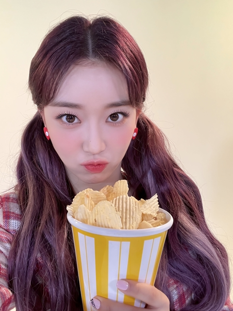 [잡담] 스테이씨 탈색 뭘 해도 진짜 잘 어울릴거같은 게 | 인스티즈