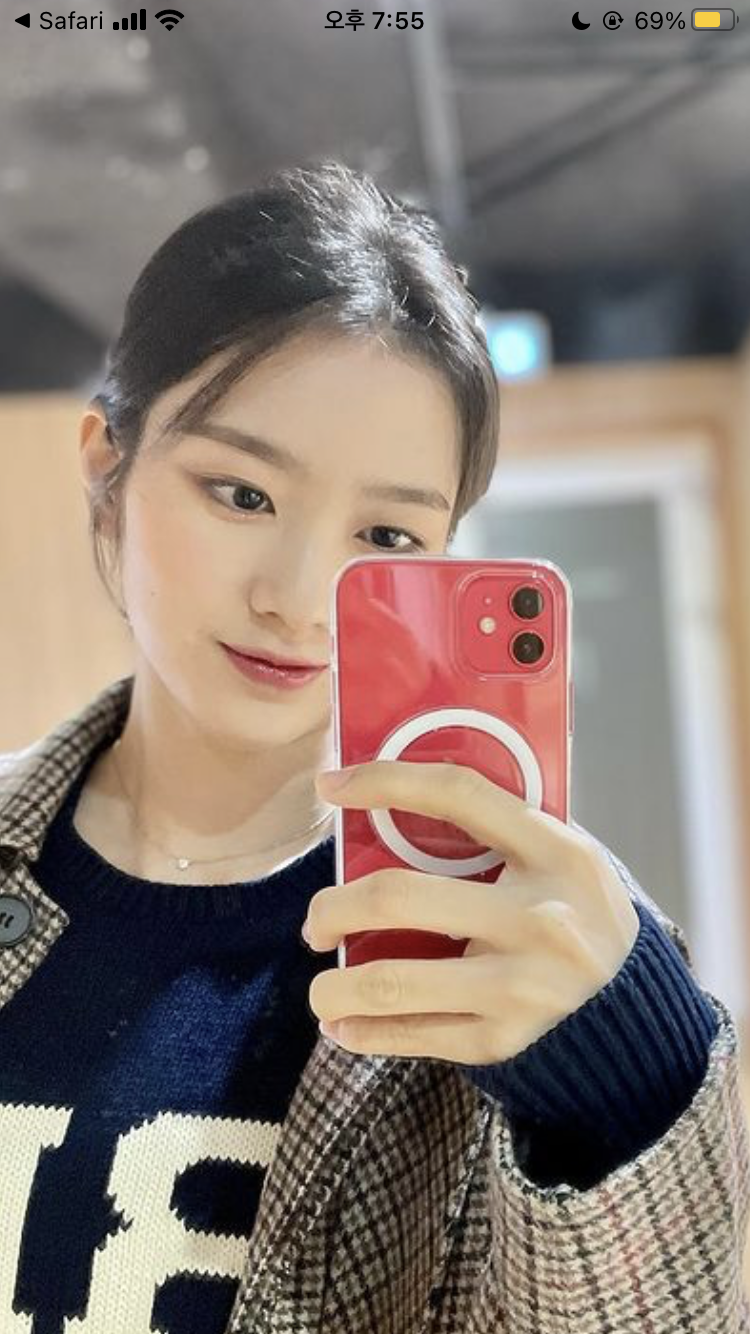 [잡담] 지호 이 폰 기종은 뭐야?? 아는 사람 있어? | 인스티즈