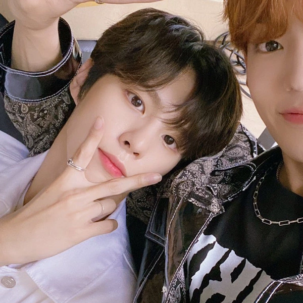 [잡담] 익들아 혹시 이분 누군지 알아? 짤을 주웠는데 잘려서 ㅠ | 인스티즈