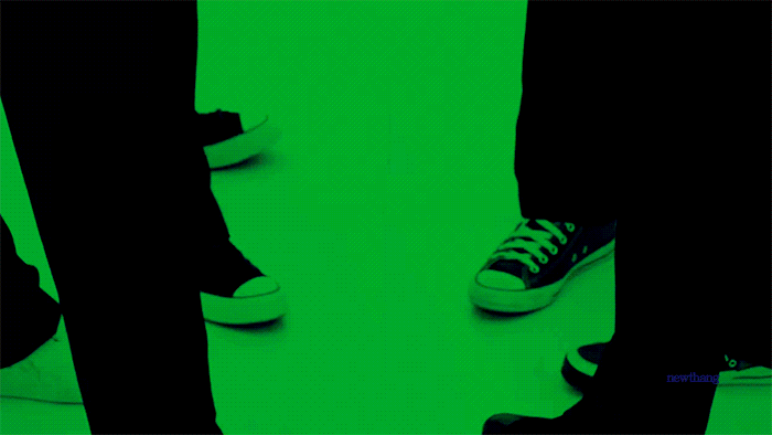 [잡담] 온앤오프 춤춰뮤비 처음에 바닥 쾅!쾅!해서 깨는 거 진짜 멋있어.. | 인스티즈