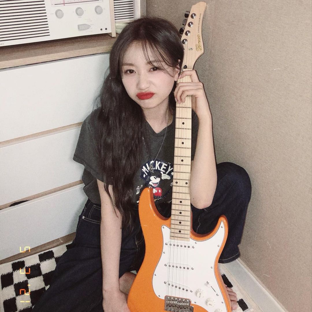 [잡담] 와 미쳤다 류수정 인스타에 파마하고 기타 든 사진들 올라왔는데 | 인스티즈