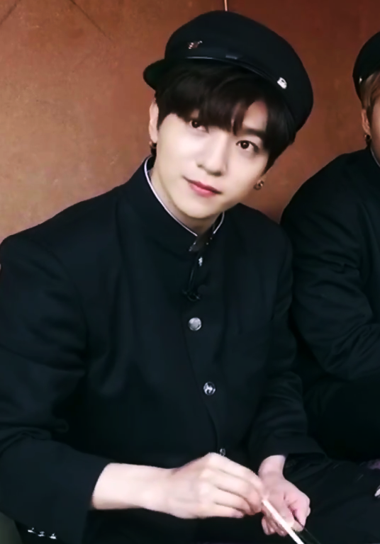 [잡담] 이거 머라하지... 암튼 성지니 옛날교복(?) 잘 어울림 | 인스티즈