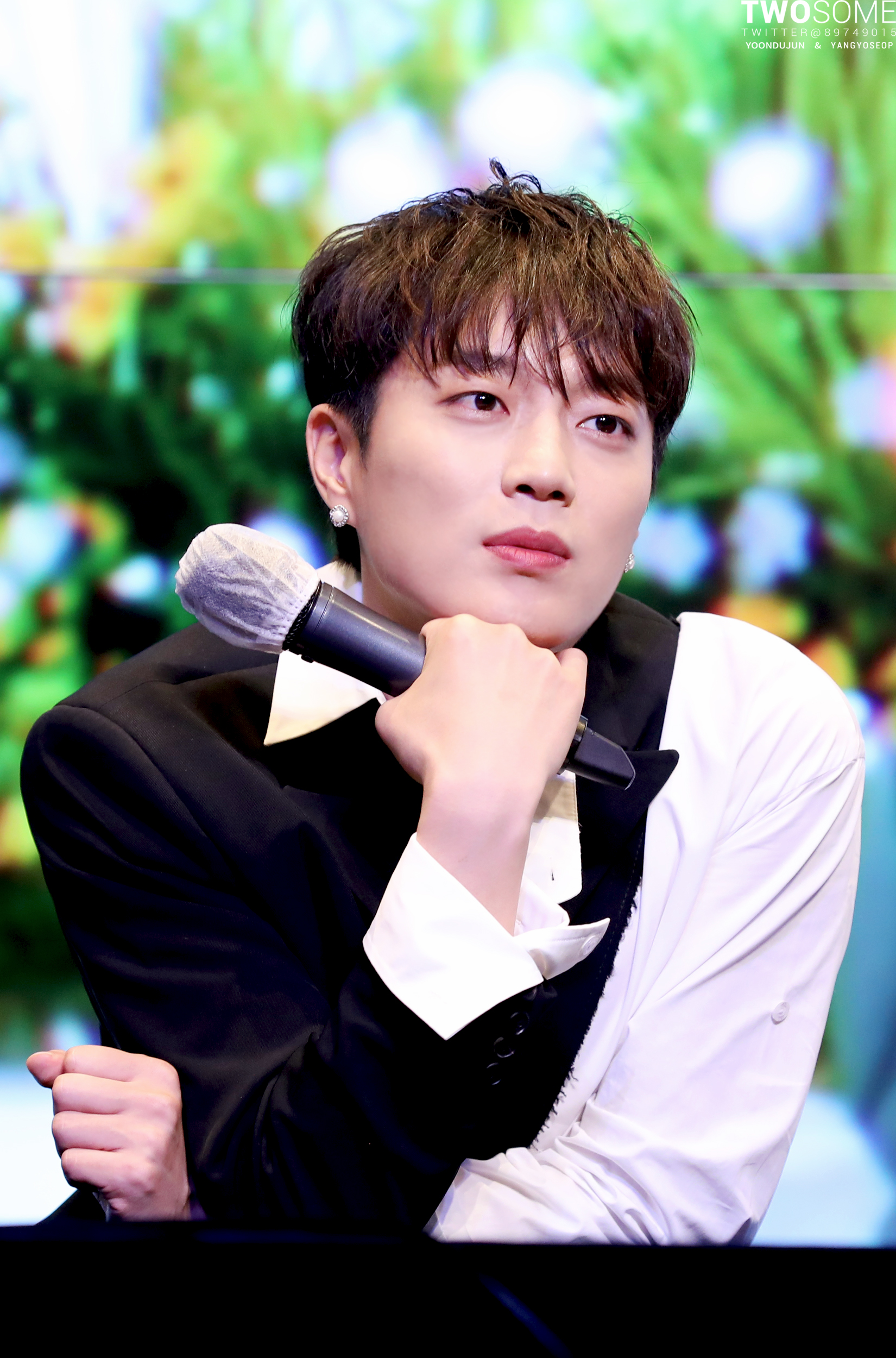 [잡담] 윤두준은 이런 자세나 각도(?), 표정일 때 분위기가... | 인스티즈