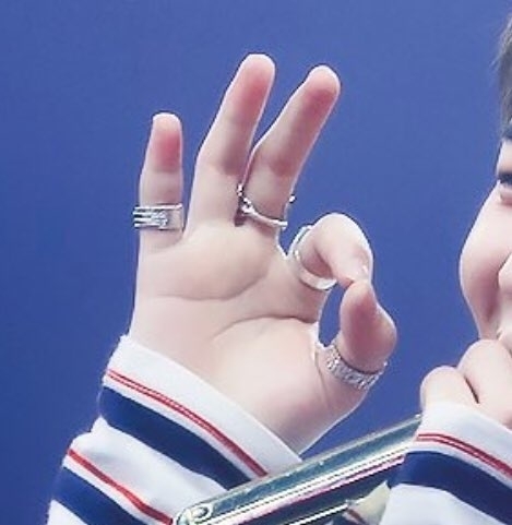 멤버들 모두가 하나같이 손이 예쁘다는 방탄소년단.jpg | 인스티즈