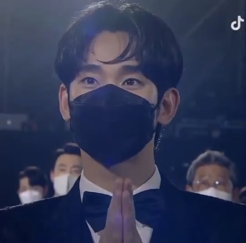 [잡담] 아니 김수현은 얼굴의 반을 가려도 잘생겼어 | 인스티즈