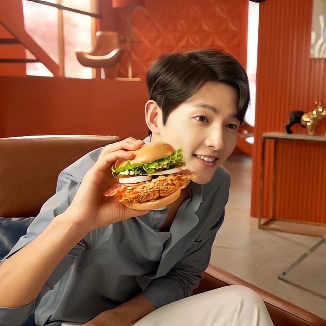 [잡담] 송중기 팬들아 맘스터치 비하인드 뜬건 알고 인티하니ㅠㅠ | 인스티즈