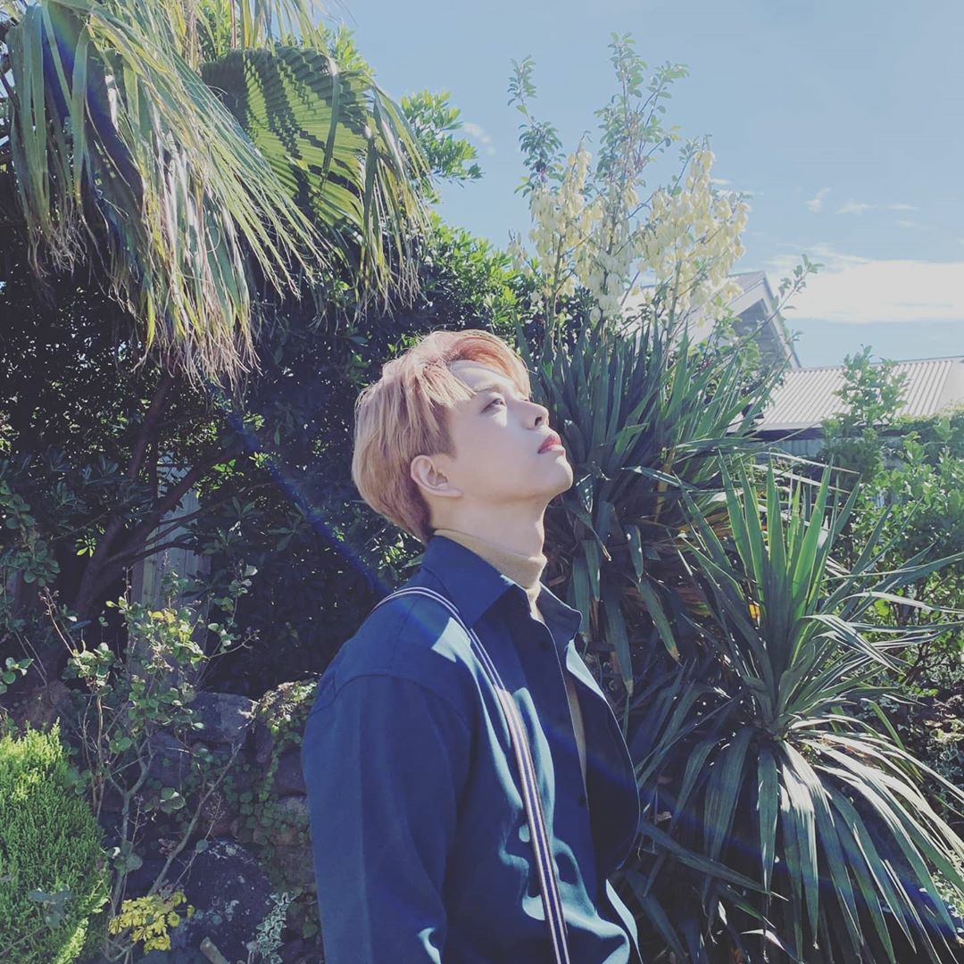 [잡담] 루시 상엽이 개웃긴게 선잠 뮤비를 제주도에서 찍어서 엄청 이쁜 배경에 자기 사진도 올려줬거든? | 인스티즈