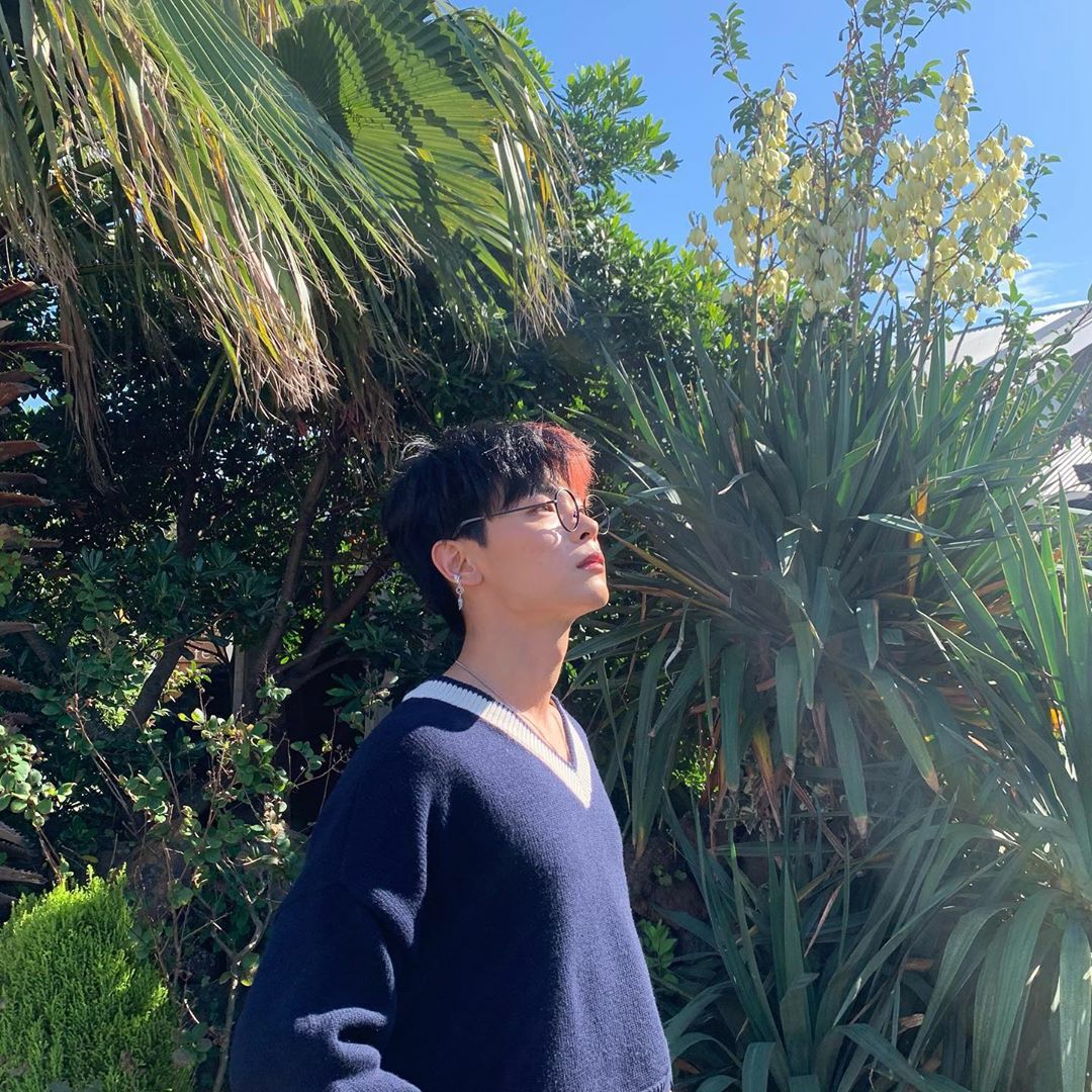 [잡담] 루시 상엽이 개웃긴게 선잠 뮤비를 제주도에서 찍어서 엄청 이쁜 배경에 자기 사진도 올려줬거든? | 인스티즈