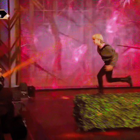 [잡담] 필릭스 늑미 무대에서 우영한테 뛰어드는 짤 | 인스티즈