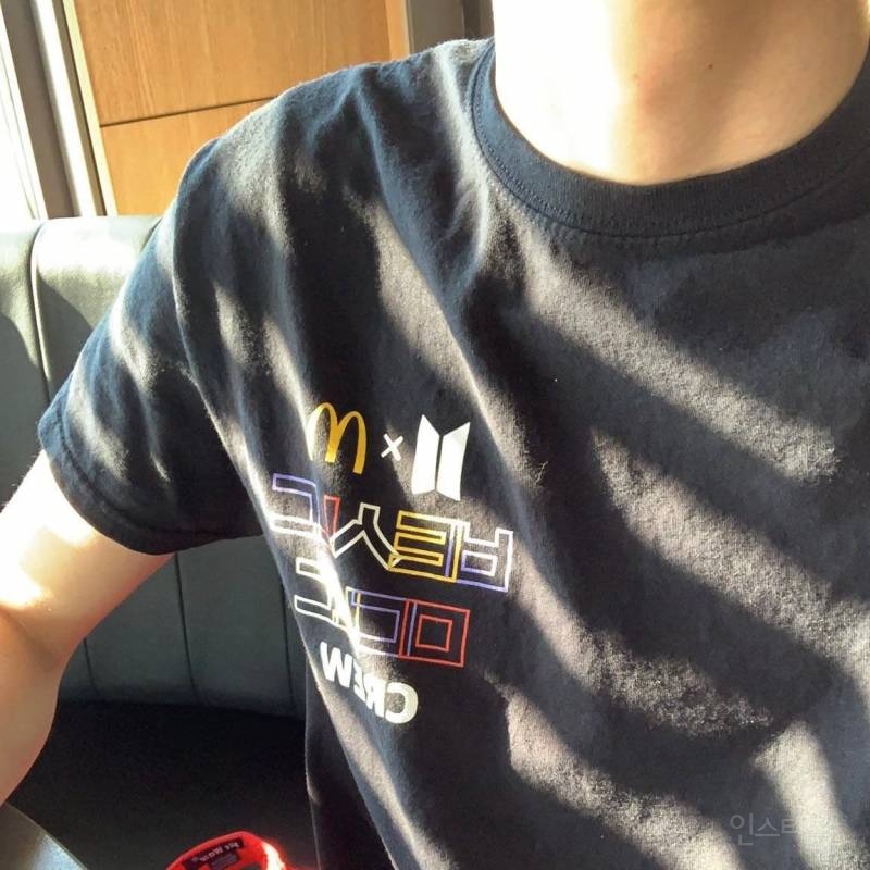 맥도날드 직원의 방탄 콜라보 크루 티셔츠 착샷 | 인스티즈