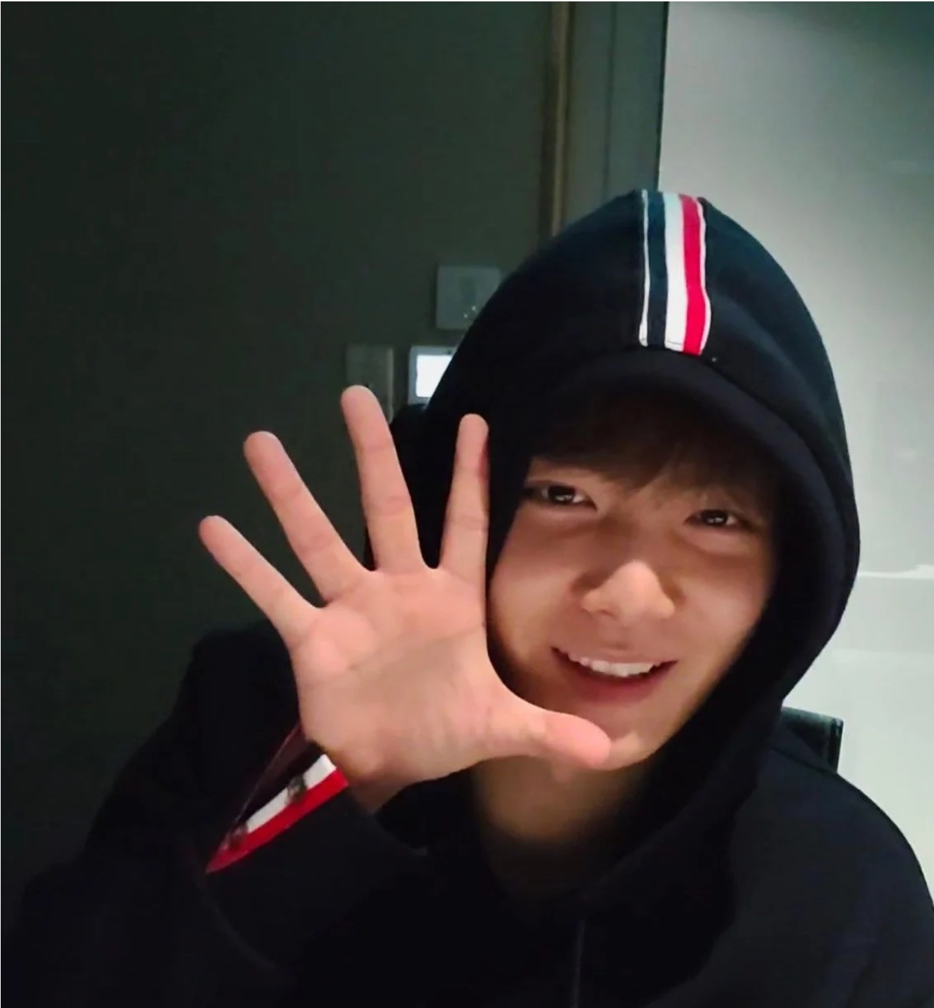 [잡담] 자기 손크다고 했다고 엄청 좋아하는 뉴종현 | 인스티즈