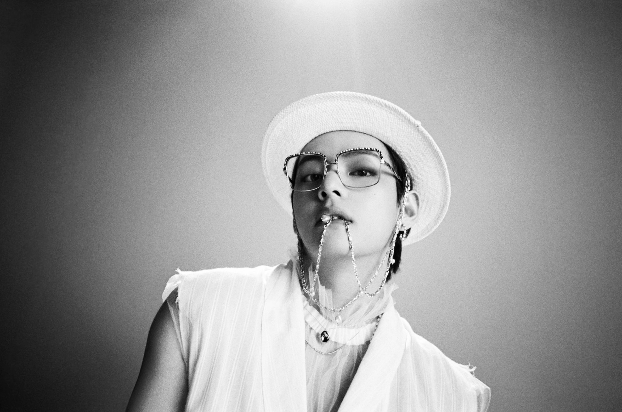 [잡담] 방탄 뷔 사진 흑백으로바꾸면 | 인스티즈