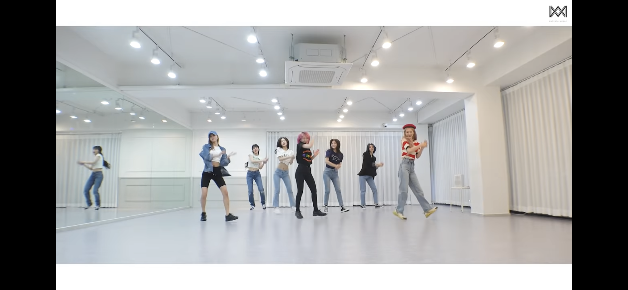 [잡담] 옴걸 던던댄스 안무영상 보는데 바지 유행핏 한눈에 보는 느낌 | 인스티즈