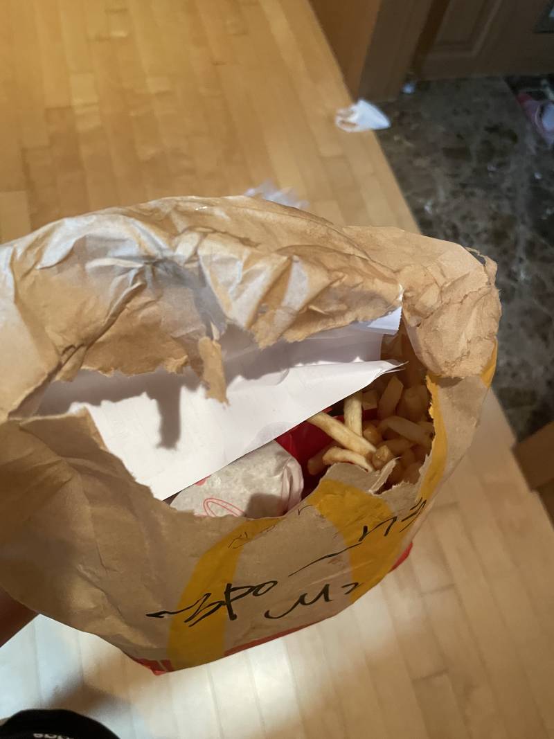 예전에 맥날 배달 온거 어이없어서 찍어놨는데 지금 봐도 어이없네 ; | 인스티즈