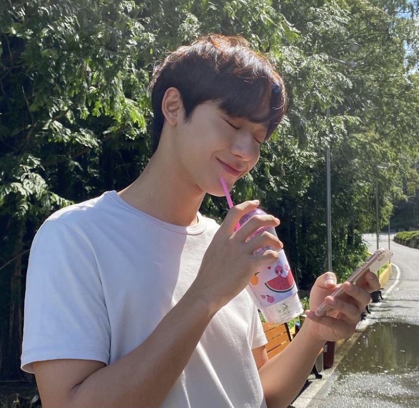 [잡담] 내가 좋아하는 배우 스냅스 키링 배경 자를까 아님 그냥 이대로 할까? | 인스티즈