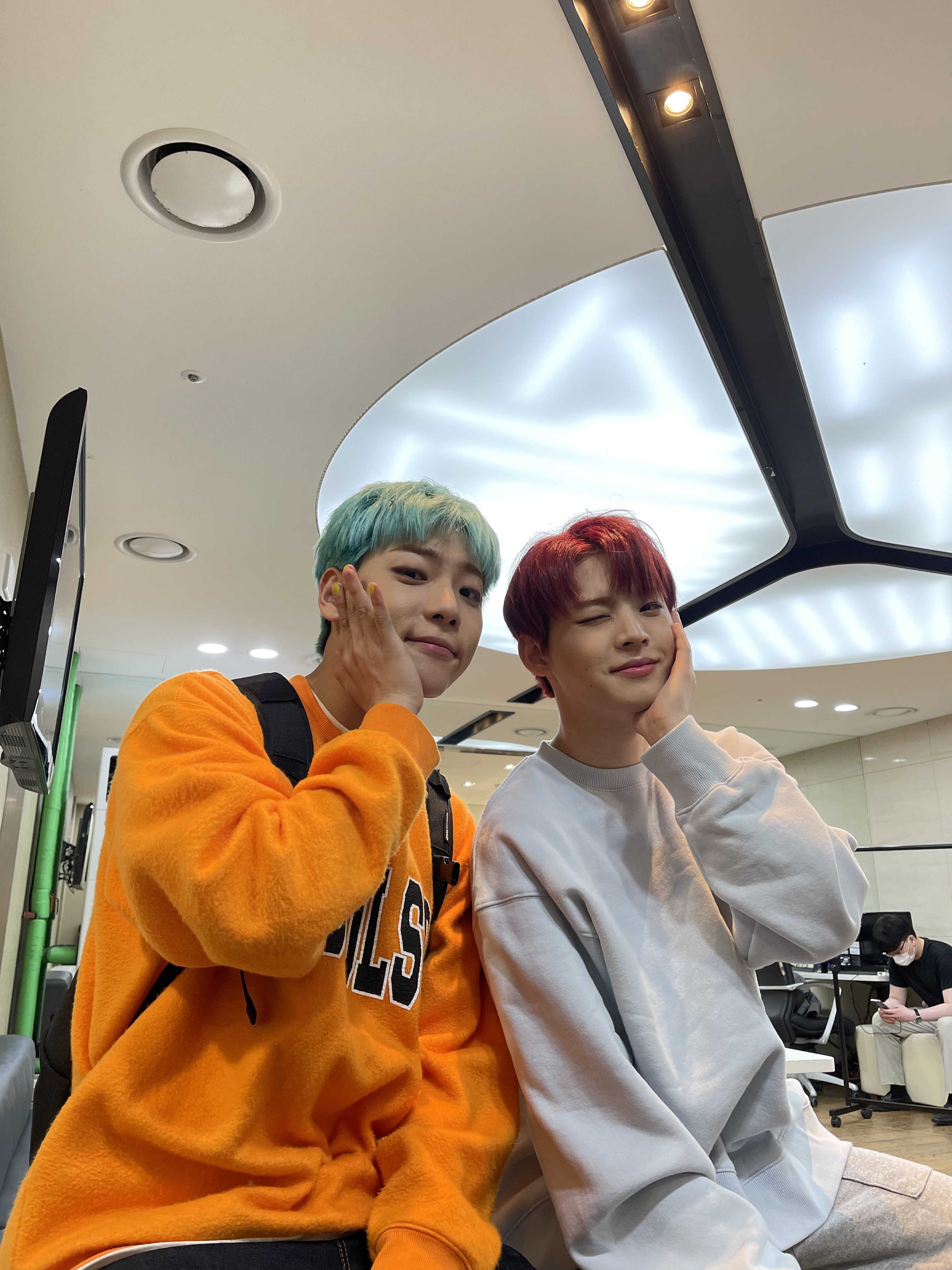 [잡담] 활동 끝나고 공카에 멤버들 사진 쫘악 올려주는 남자 어때 | 인스티즈