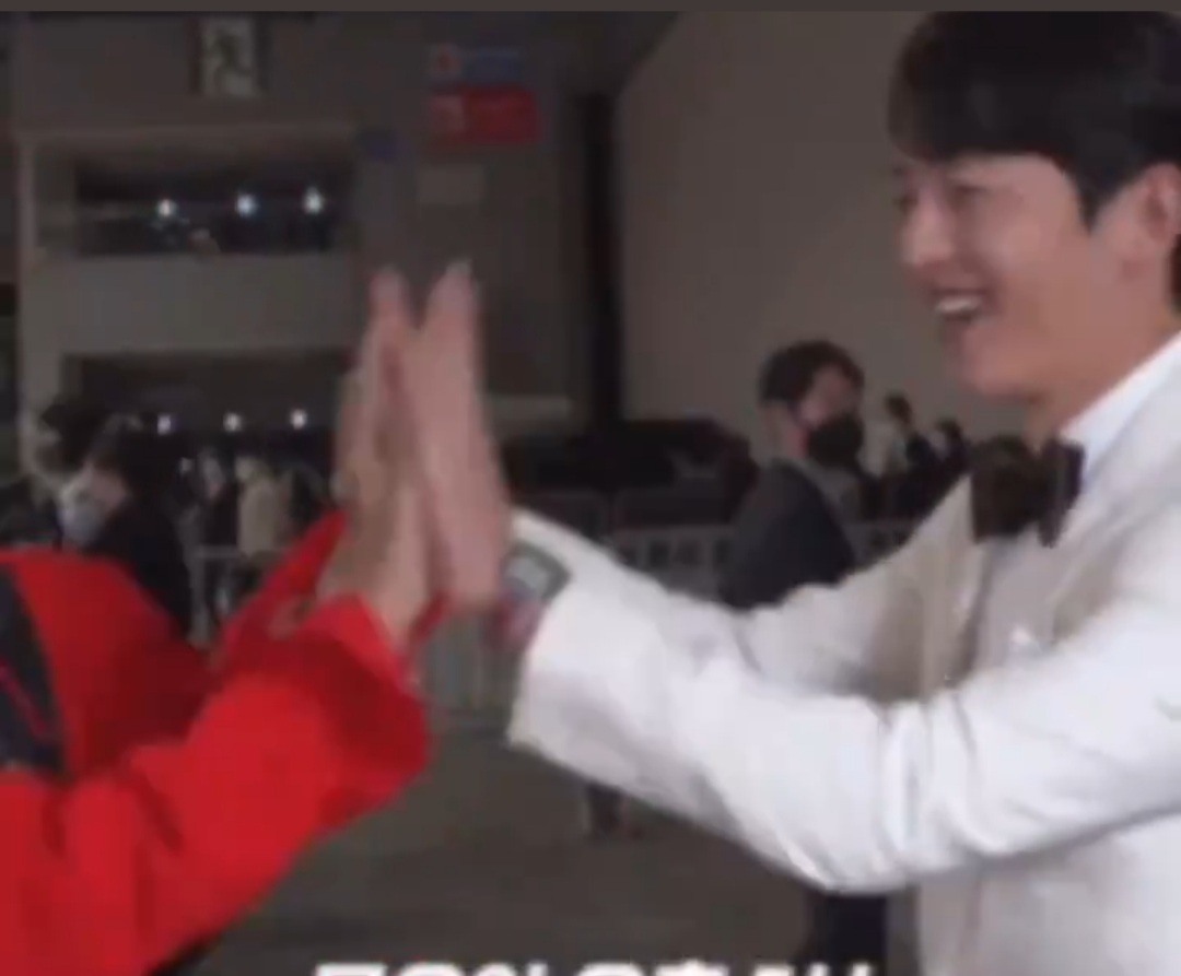 [잡담] 송중기랑 재재 손 크기 차이뵈 | 인스티즈