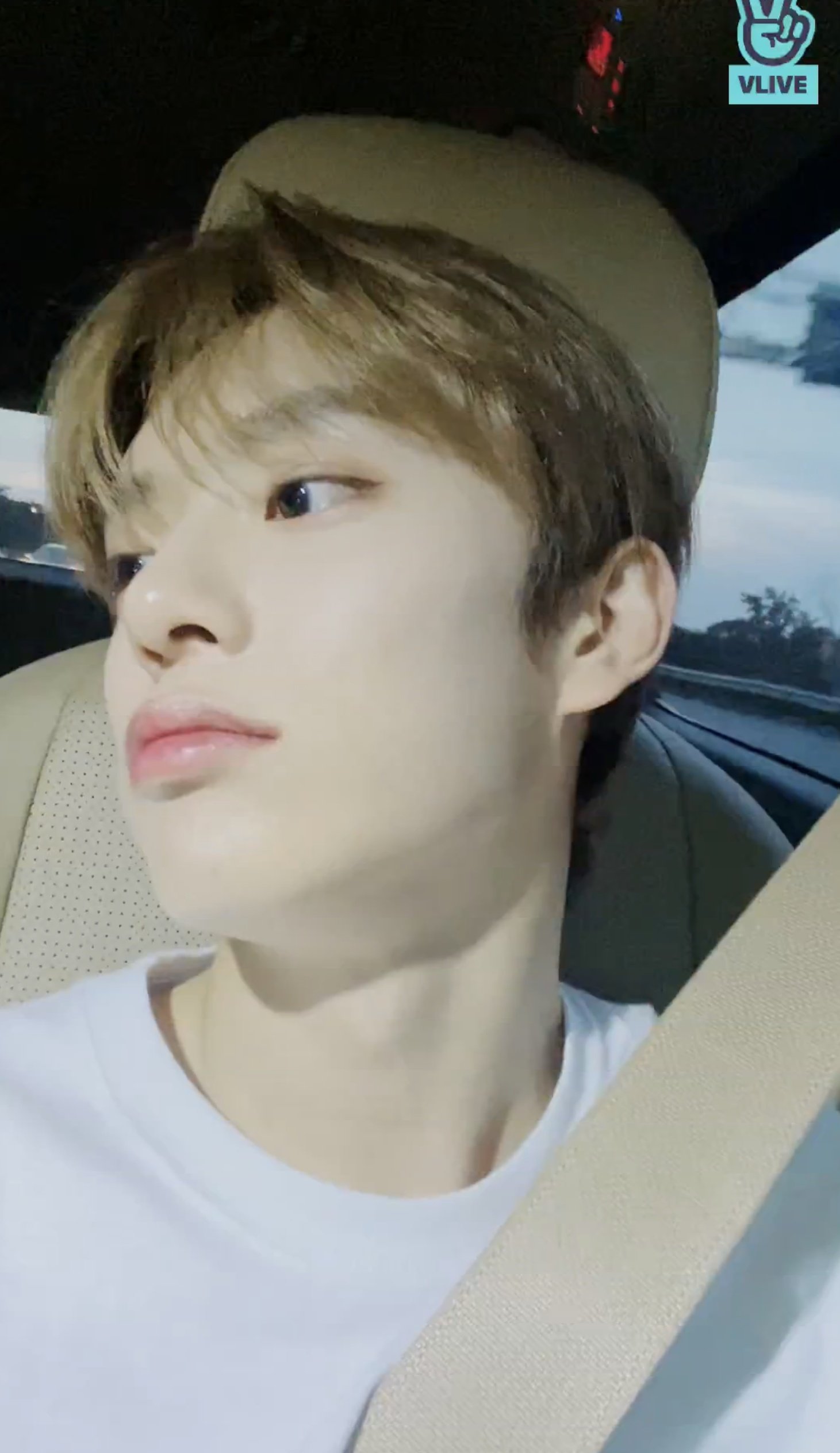 [잡담] 브이앱 안되는 줄 알고 속상한 표정인 베리베리 강민 볼래? 꽤 많이 귀여워 | 인스티즈