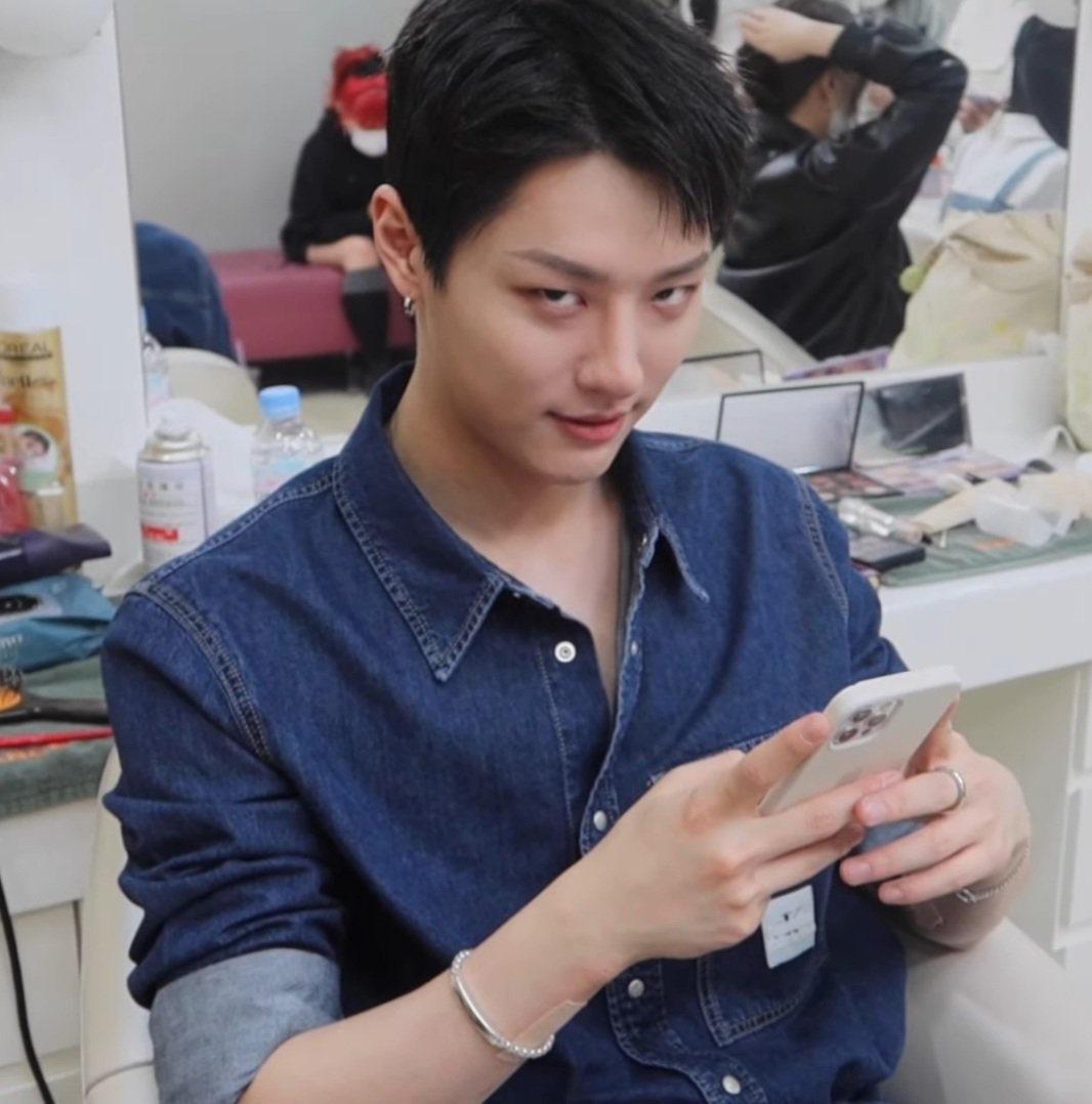 [잡담] 조승연 스탭분이 의상 헷갈려서 째려보는겈ㅋㅋㅋㅋㅋㅋ | 인스티즈