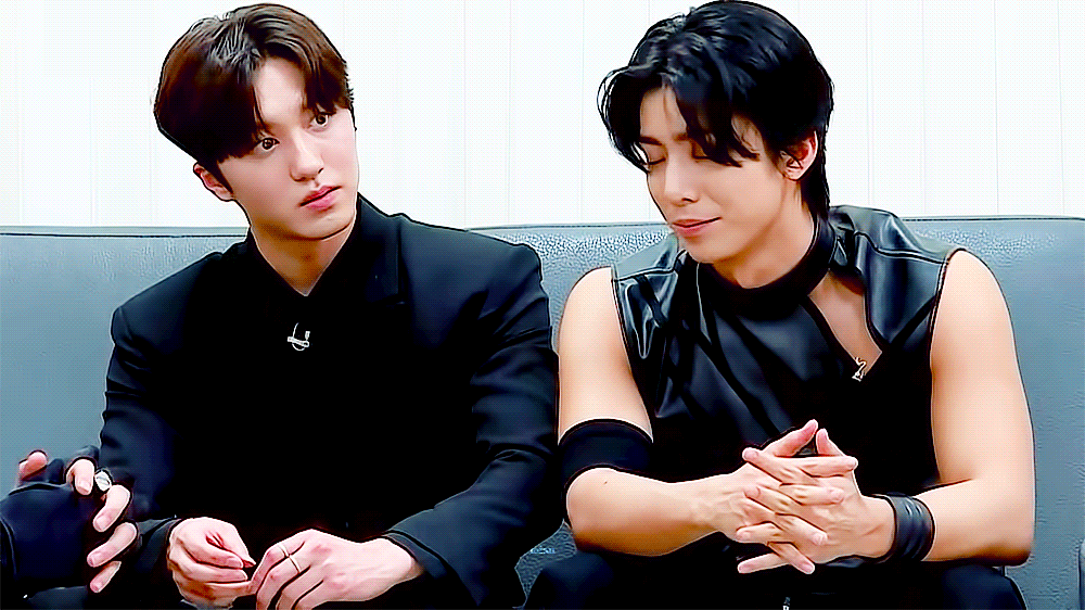 [잡담] 9900 한명은 거의 사제복이고 한명은 명백하게 원단 부족한거 | 인스티즈