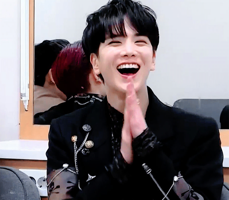 [잡담] 더보이즈 영훈 뭐보고 웃는거야? | 인스티즈