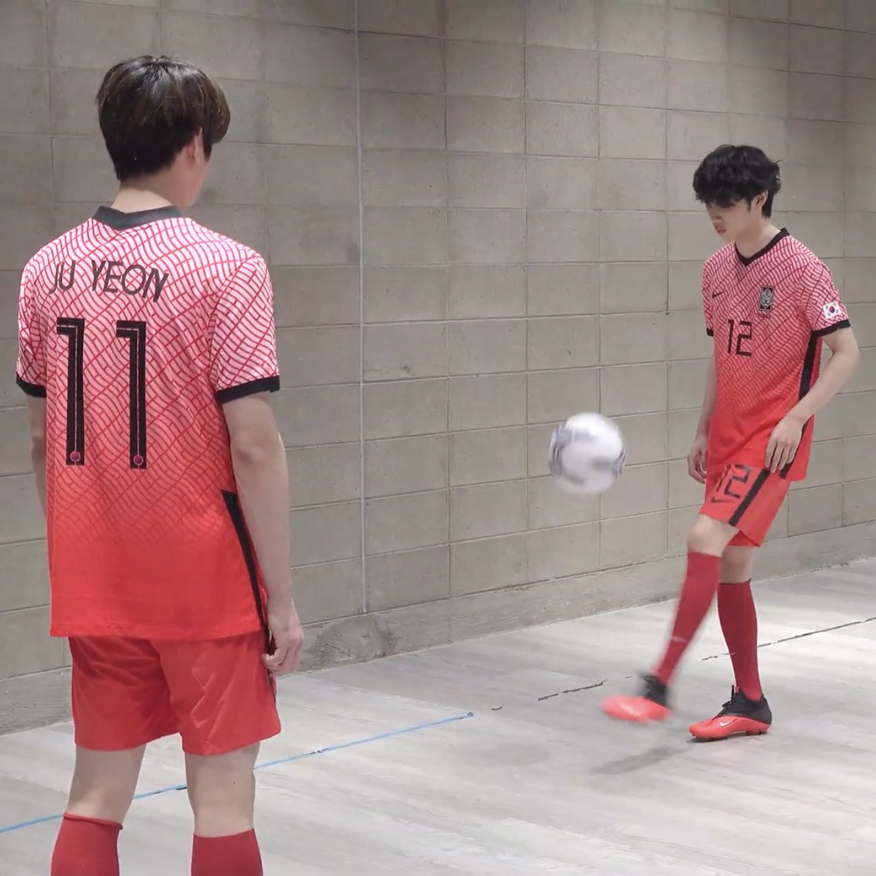 [잡담] 축구짱 김선우 보는 이주연 뒤통수.. | 인스티즈