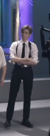 [잡담] 수트에 하네스 찬 강다니엘 피지컬 볼래? | 인스티즈