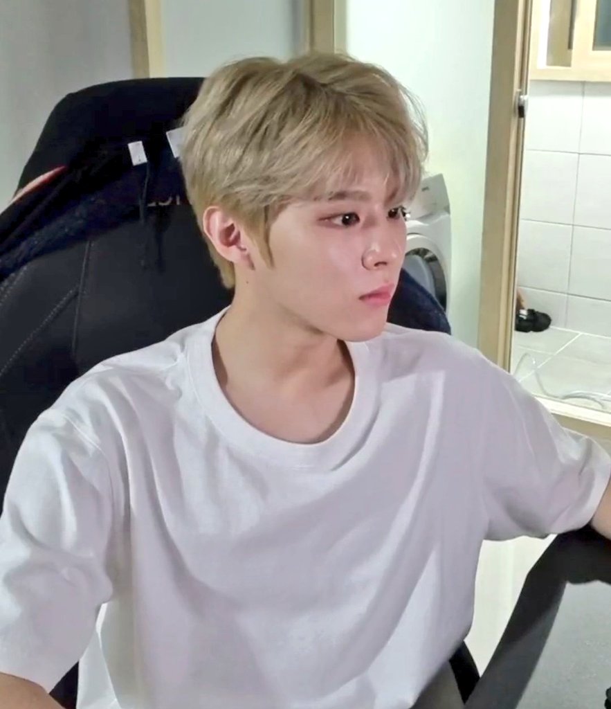 [잡담] 솔로 1주년에 팬들한테 예쁘게 보이고 싶다고 메이크업 받고 온 아이돌 | 인스티즈