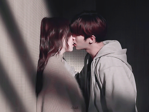 [잡담] 드라마는 잘 안됐는데 키스신은 조회수 1000만 넘은 드라마.gif | 인스티즈