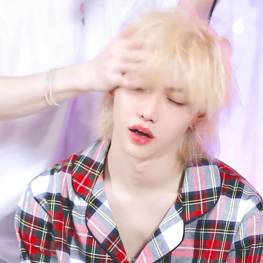 [잡담] 필릭스 진짜 얼굴 작다… | 인스티즈