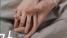 [잡담] 한소희 송강 포스터에서 둘 손이 이불 위래........ | 인스티즈