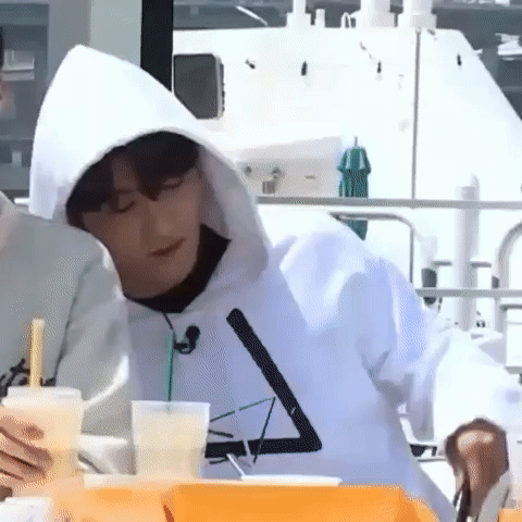 [잡담] 더보이즈 현재 핸드폰으로 입술 확인하는 거 개귀여워... | 인스티즈