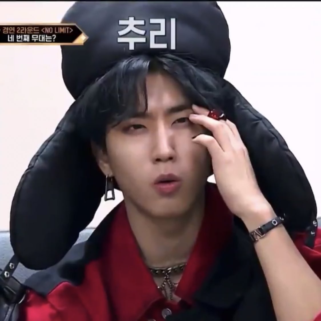 [잡담] 가뜩이나 리액션 큰애한테 이렇게 거대한 모자를 씌워두니 | 인스티즈